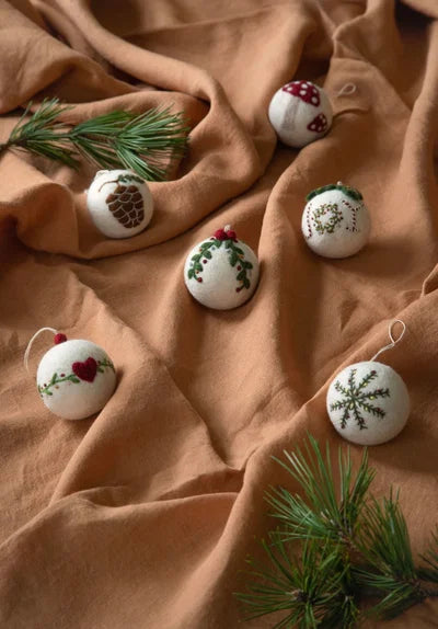 Hvid julekugle med guirlande